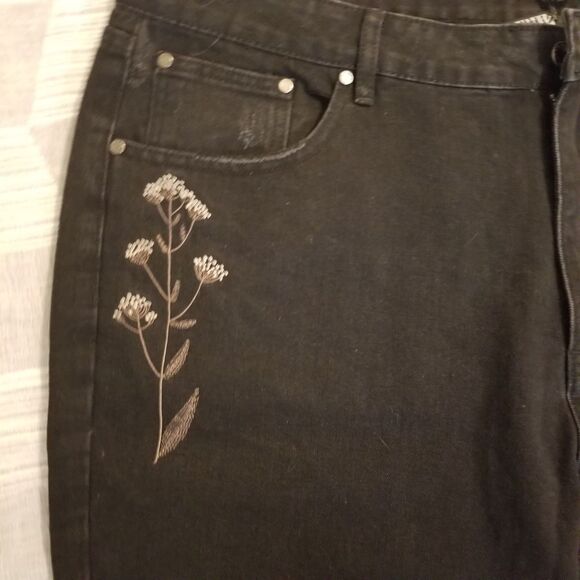 NWT Disturbia Griffinly Moon Embroidered Distressed Mom Jeans Black Size 38 - Picture 5 of 9